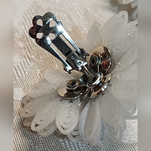 CORO Vintage 50's Rare Silver Plated 3D Flower Clip On Earrings - Picture 12 of 16
